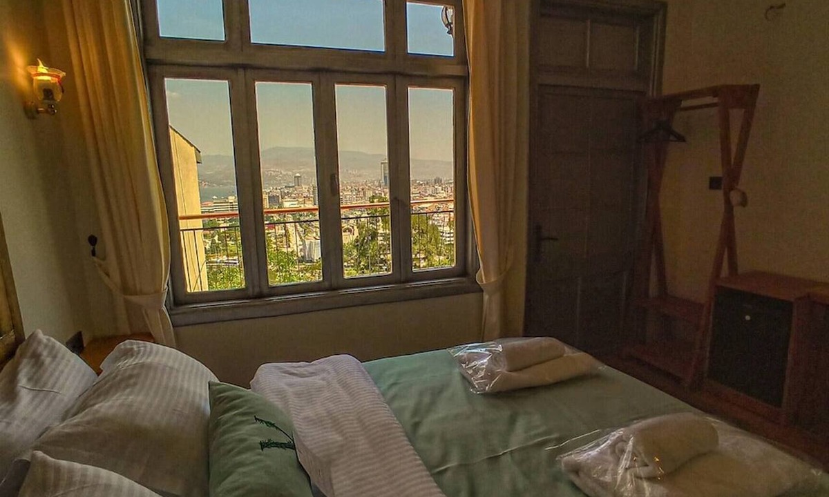 Konak Apartment | Charming Room in Historic Konak, Turkey - Family-Friendly Retreat
