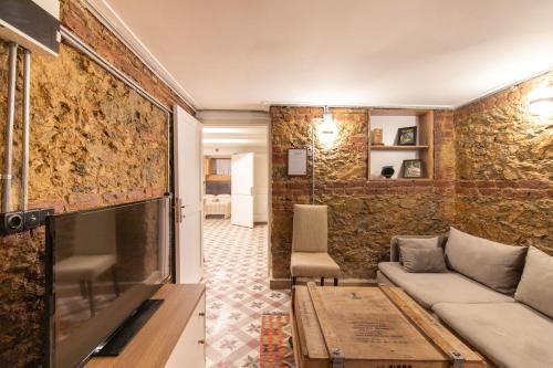Moda Apartment | Cozy and Cool Brick-Wall 1BR in Heart of Moda