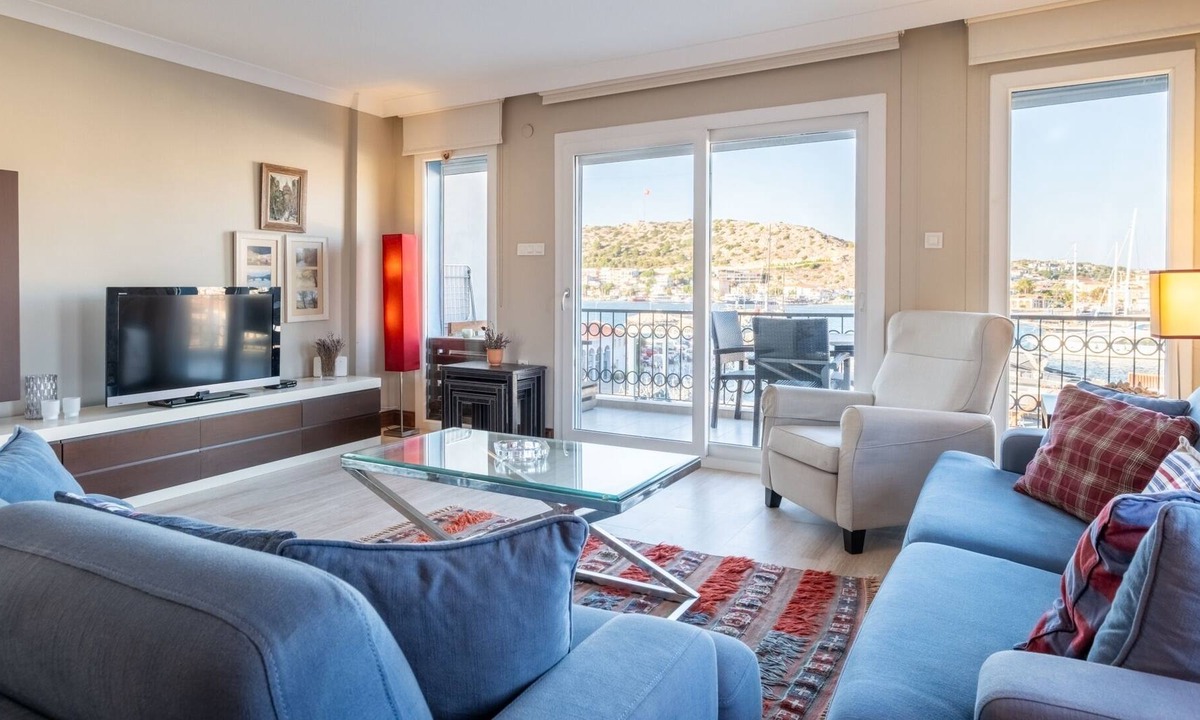 Cesme Apartment | Flat w Sea View, Balcony 3 min to Cesme Marina