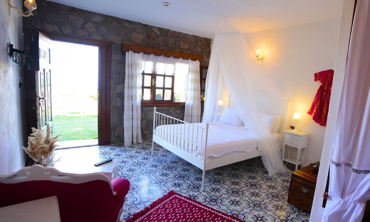 Dikili Hotel | Gülnar Sultan Taş Konak