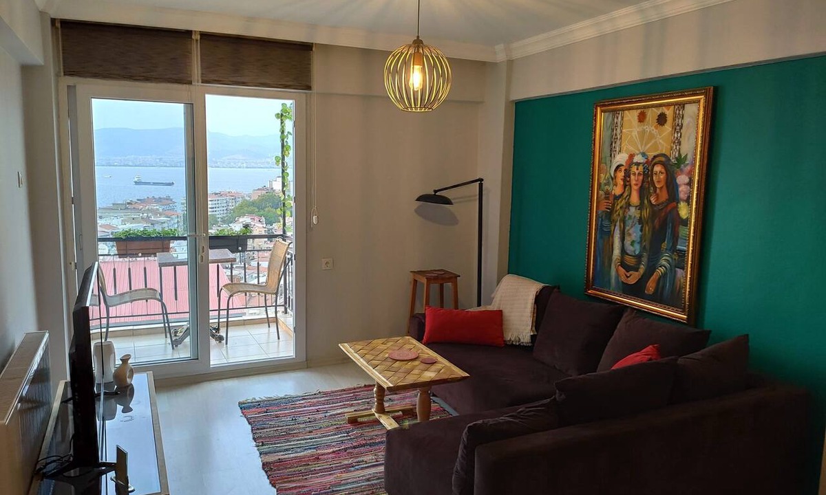 Izmir City Centre Apartment | Pleasant apartment with amazing sea view