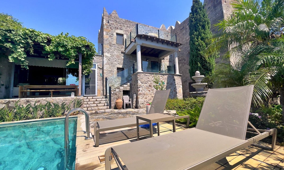 Dagbelen Villa | Private Pool Getaway in a Luxury Stone Villa