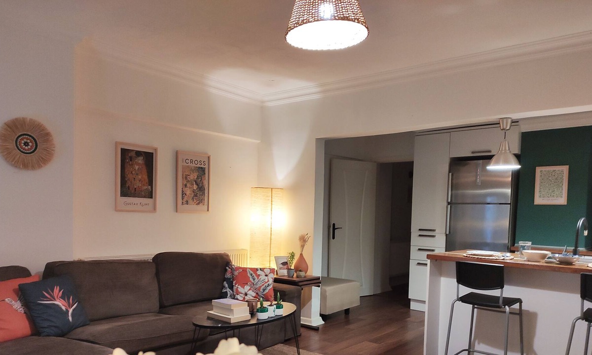 Bahcelievler Apartment | Stylish Apartment with Backyard in Merter