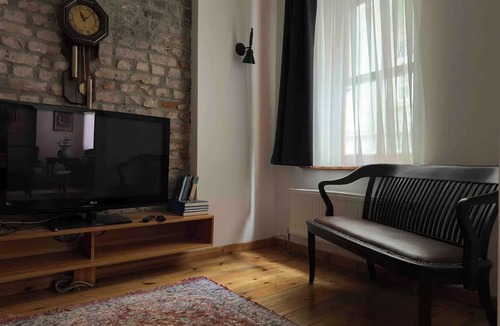 Sisli Apartment | 2Br, 2Ba, 1st Floor of Historical Building ,Galata
