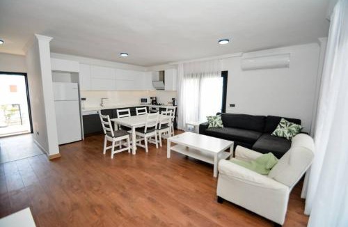 Turgutreis Apartment | 300m to Beach 2 Bedroom Upstairs Flat with Pool B2 - Yeni Dunya Bodrum