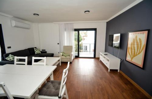 Turgutreis Apartment | 300m to Beach 2 Bedroom Upstairs Flat with Pool B2 - Yeni Dunya Bodrum