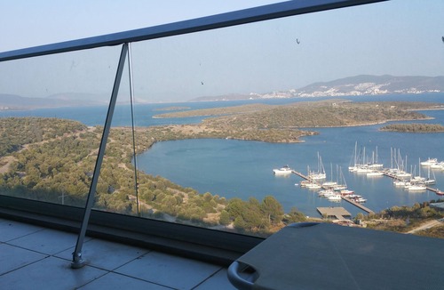 Kiyikislacik Apartment | A modern to bedroom luxury apartment, in a resort overlooking the Aegean Sea.