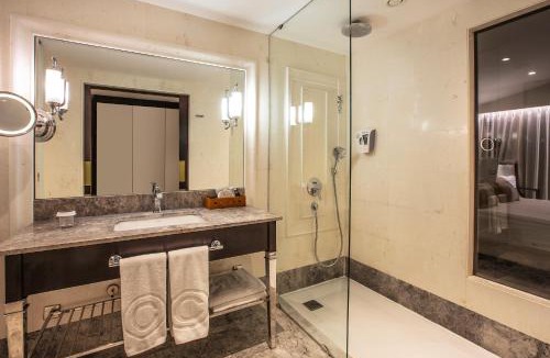Kusadasi City Centre Hotel | Charisma De Luxe Hotel