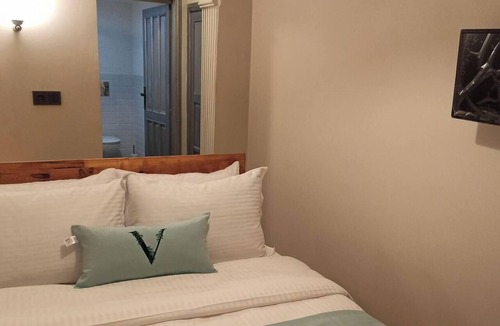 Konak Apartment | Charming Room in Historic Konak, Turkey - Family-Friendly Retreat