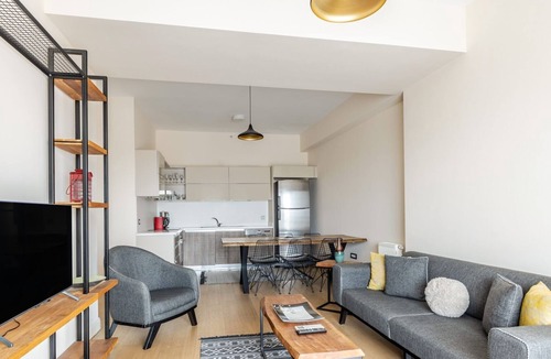 Gaziosmanpasa Apartment | Chic Flat 20 min to Kanyon Mall in Gaziosmanpasa