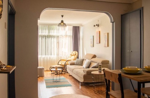 Karsiyaka Apartment | City Center Flat with View in Karsiyaka
