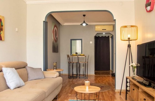 Karsiyaka Apartment | City Center Flat with View in Karsiyaka