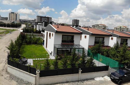 Etimesgut Villa | Cozy home - Garden, Fireplace & Cinema Experience