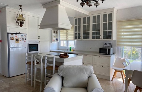 Ildır Koyu House | De'Lale Villa Vacation Home with Stunning Views and a Pool in Izmir Reisdere