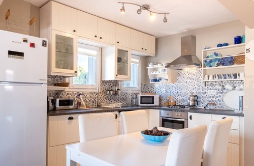 Cesme Apartment | Flat w Sea View, Balcony 3 min to Cesme Marina