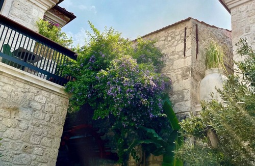 Hacımemis House | KestelINN Alaçatı, An Artful Stay in Nature