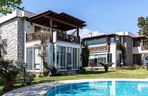Yalı Apartment | Luxury Villa With Shared Pool in Bodrum Ortakent