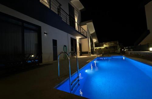 Foca House | Mila Villa Foçaköy Tuzlu Su Havuzlu Müstakil Villa