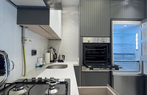 Zeytinburnu Apartment | Modern Cozy Studio next to Fisekhane & Marmaray