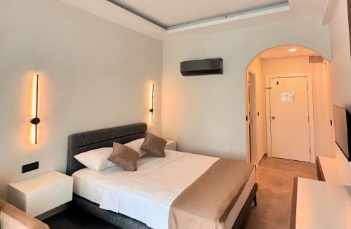 Side Hotel | Moon side
