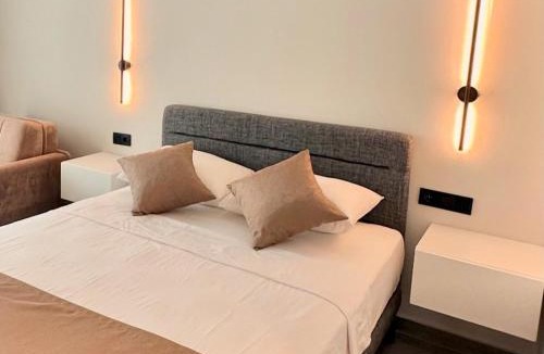 Side Hotel | Moon side