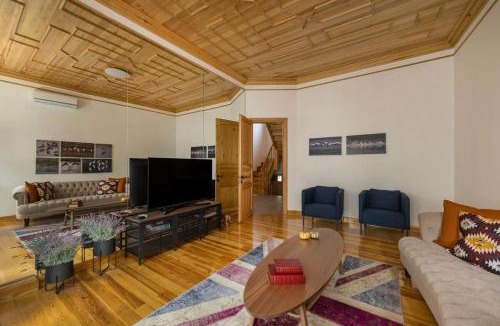 Bebek House | Newly Renovated Lavish Historic 6br House! #102
