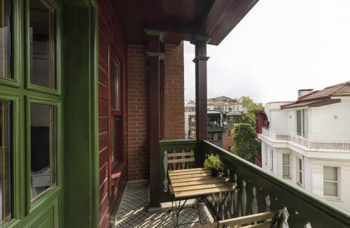 Bebek House | Newly Renovated Lavish Historic 6br House! #102