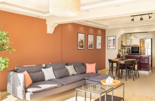 Karsiyaka Apartment | Peaceful Retreat with Beautiful Sea Views