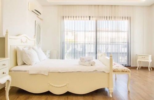 Cesme Villa | Sleek Villa with Private Pool and Garden in Cesme