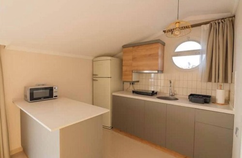 Kadnlar Denizi Mahallesi Apartment | Spacious 14-bedroom apartment in fabulous Aydın with AC