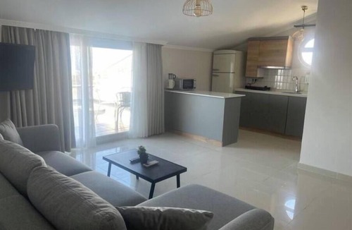 Kadnlar Denizi Mahallesi Apartment | Spacious 14-bedroom apartment in fabulous Aydın with AC