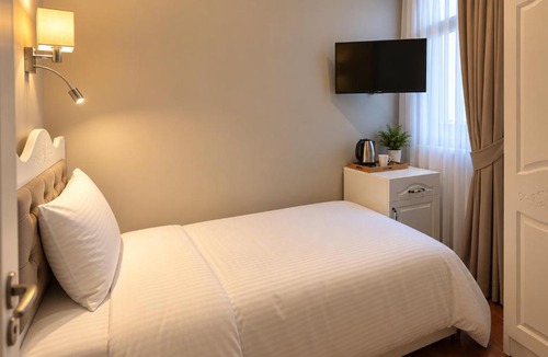 Cumhuriyet Hotel | T h e V o i d Hotel - Just Steps From Osmanbey Metro Station