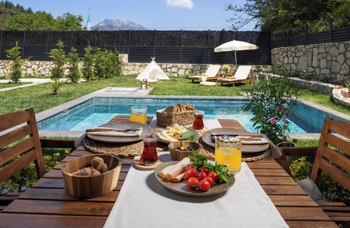 Geyve House | The Boho Geyve | Özel Havuzlu & Şömineli Tatil Evi