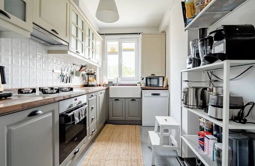 Kadikoy Apartment | Traquille and Artsy 3-bedroom apartment with AC @ Museum Gazhane