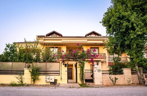 Dalyan City Center Villa | Villa with glass-enclosed pool in the city center