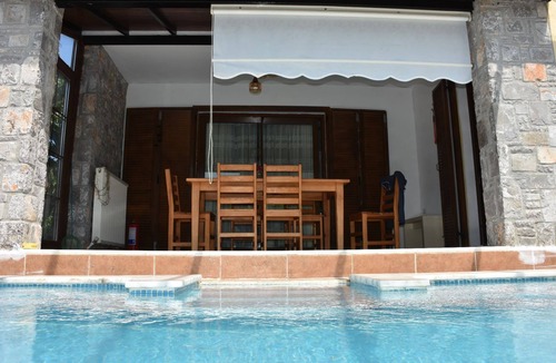 Dalyan City Center Villa | Villa with glass-enclosed pool in the city center
