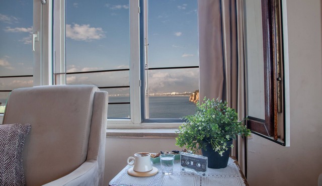 Aheste Simple Sea View Flat in Lovely Old Town