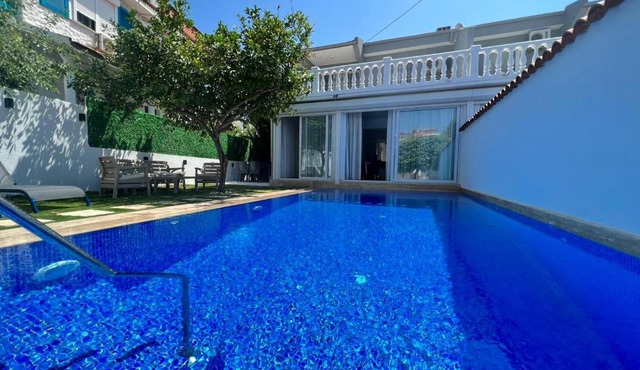 Alaçatı Köy İçi Müstakil Havuzlu Lüx Limon Villa
