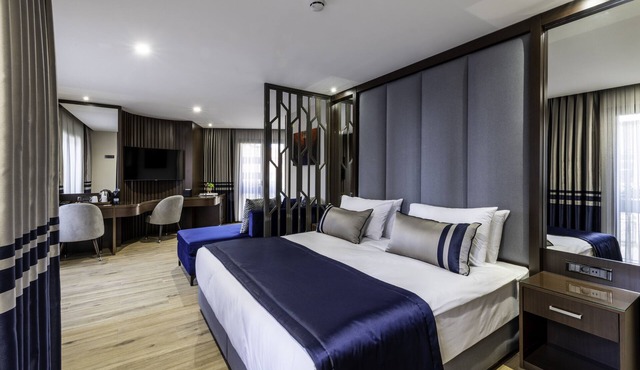 Aprilis Deluxe Hotel