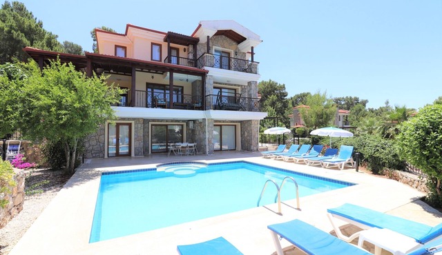 AX7 5 bedroom 3-storey large villa to rent in Ovacik area in Ölüdeniz