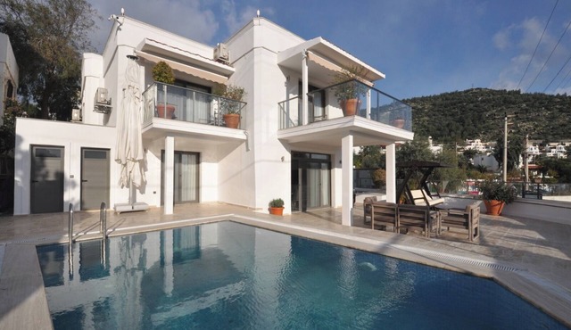 Brand New Luxury Villa w/Private Pool – 3 Min Walk to Cruise Port