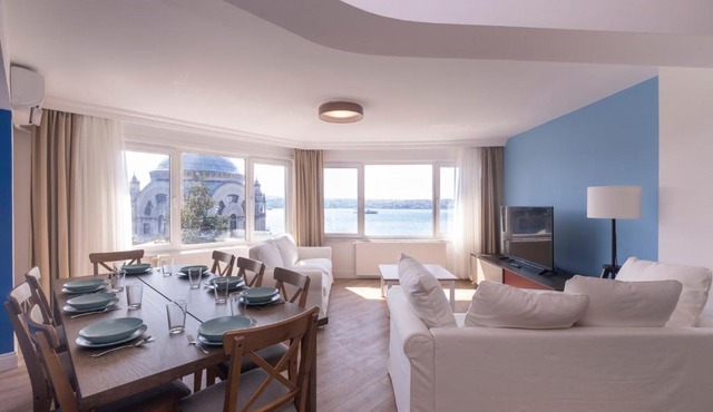 Contemporary Waterfront Apt with a Stunning View