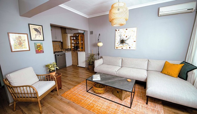 Cozy & Bright Urban Home in Center