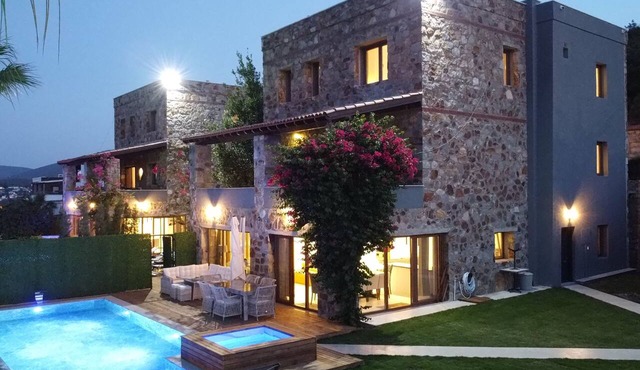 doğayla iç içe,taş mimarisi ve modern detayları ile dikkat çeken bir şık ev. in Torba