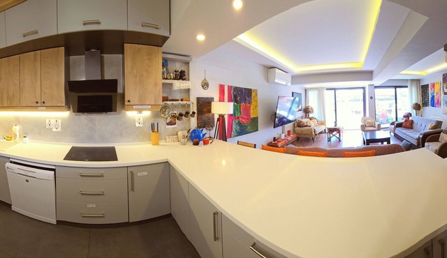 Elegant & Cozy Retreat Home: City Center Gem by the Seaside, Steps from the Tram
