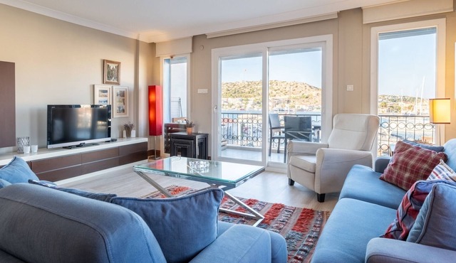 Flat w Sea View, Balcony 3 min to Cesme Marina