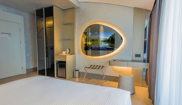 FOUR HILLS HOTEL