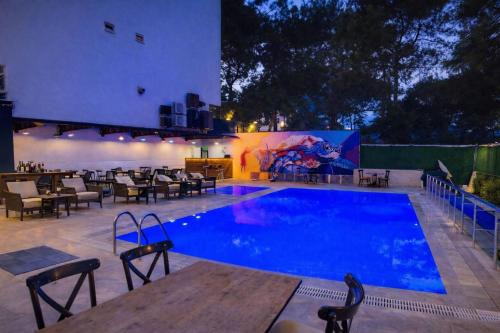 Grand Lavin Hotel