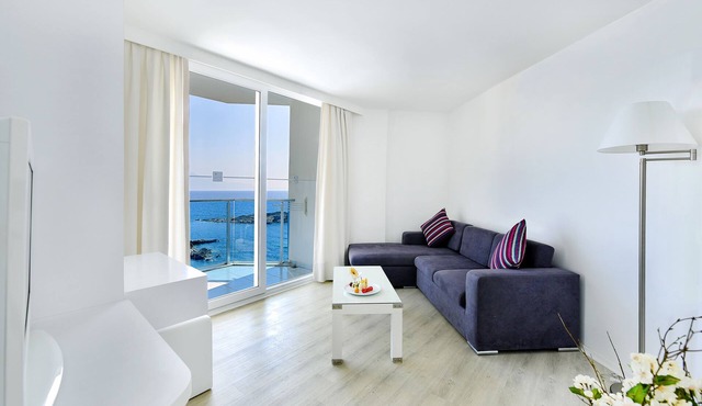 Le Bleu Hotel & Resort
