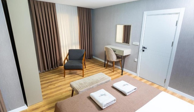 Luxury Life Suites